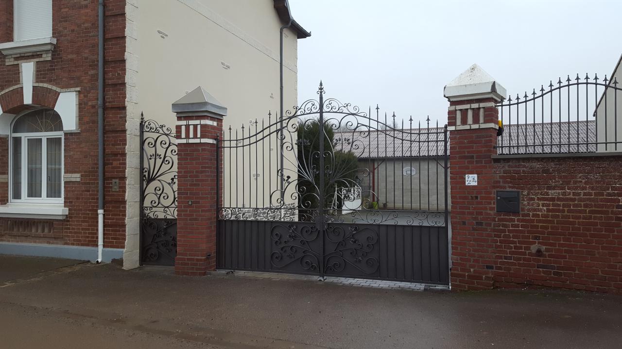 Portail-Portillon-Grilles- Grandes Volutes et roses