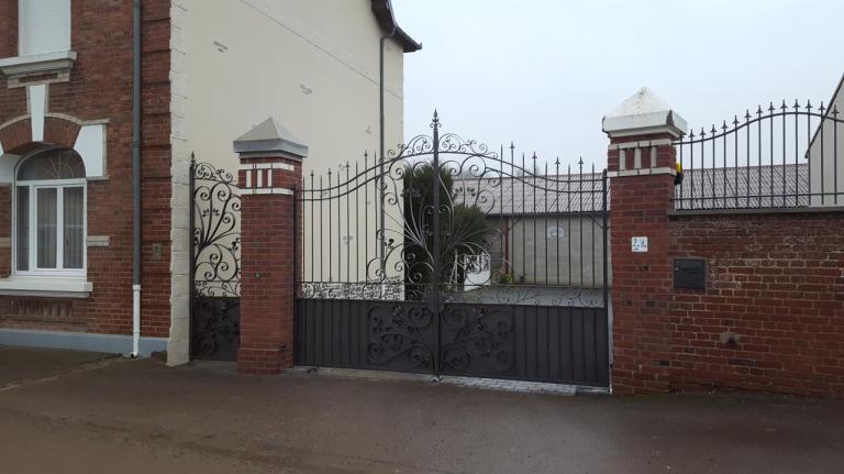 Portail-Portillon-Grilles- Grandes Volutes et roses